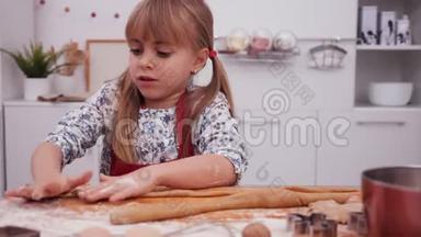 小女孩在玩饼干面团，用<strong>手擀面</strong>